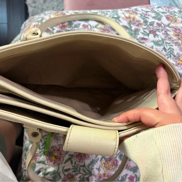 Chic Cream Paisley Tote Bag - Picture 3 of 13